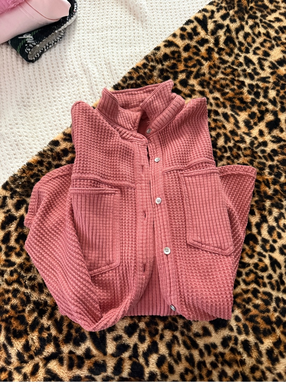Aerie women’s button down size L but fits oversized - Picture 1 of 3